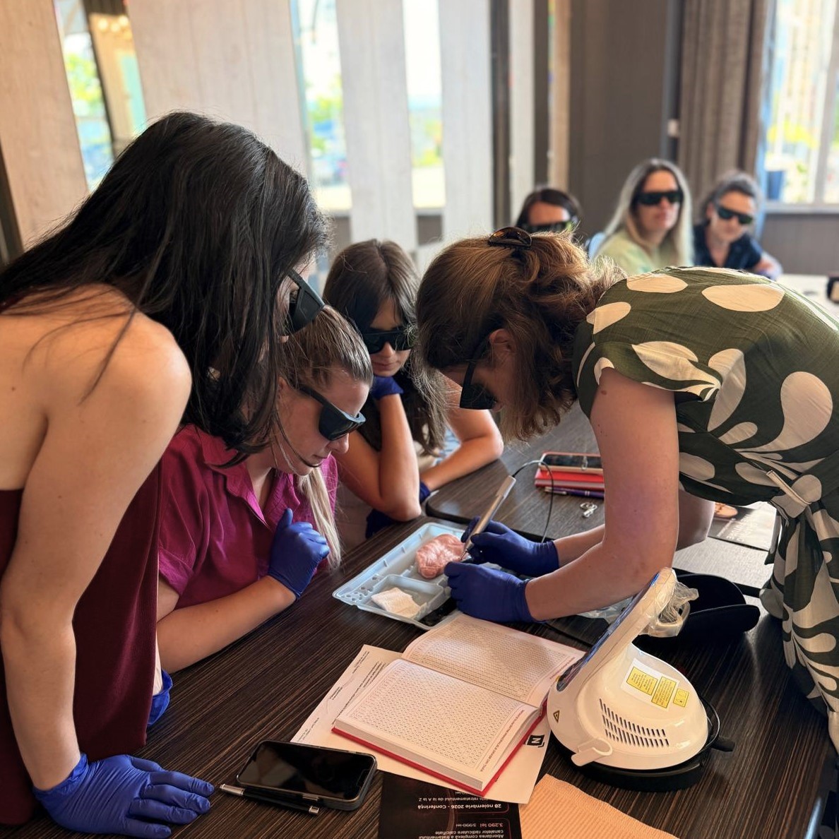 Participanți la un workshop Nastimed, în timpul unui exercițiu practic cu LASER